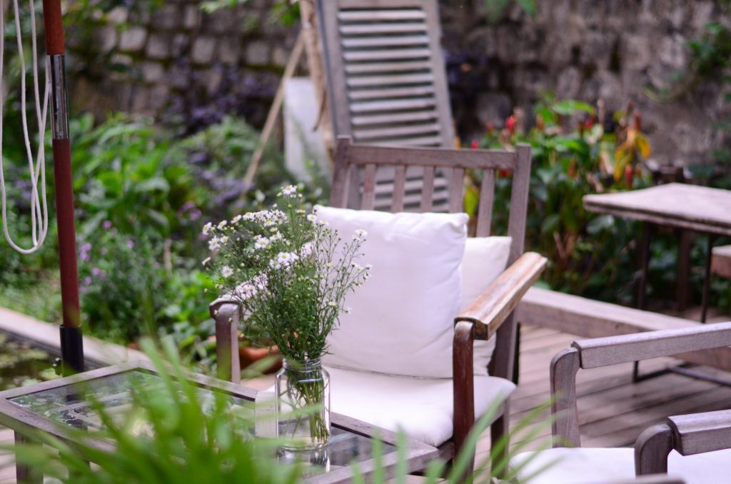 Une terrasse décorée dans un jardin